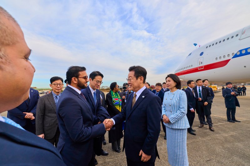 이재명 대통령이 지난 17일 주요 20개국(G20) 라이브 바카라사이트의 참석을 계기로 아프리카와 중동 등 4개국 순방을 위해 경기 성남 서울공항에 도착, 환송객들과 인사하고 있다. (대통령실 제공. 재판매 및 DB 금지) 2025.11.18/라이브 바카라사이트1 ⓒ News1 허경 기자