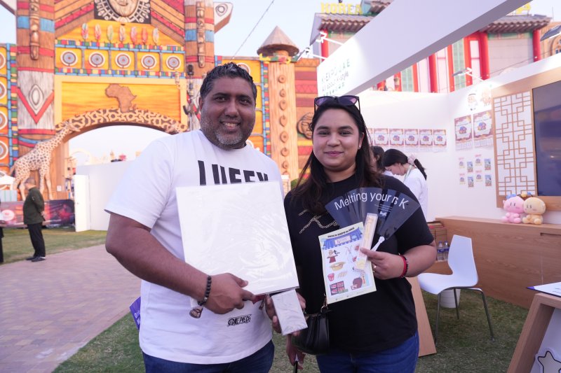 남아프리카공화국에서 온 우간드라(왼쪽)·켈리샤 씨 부부가 K-엑스포 굿즈를 들고 있다.(사진=이민혜) 2025.11.15/뉴스1 ⓒ News1