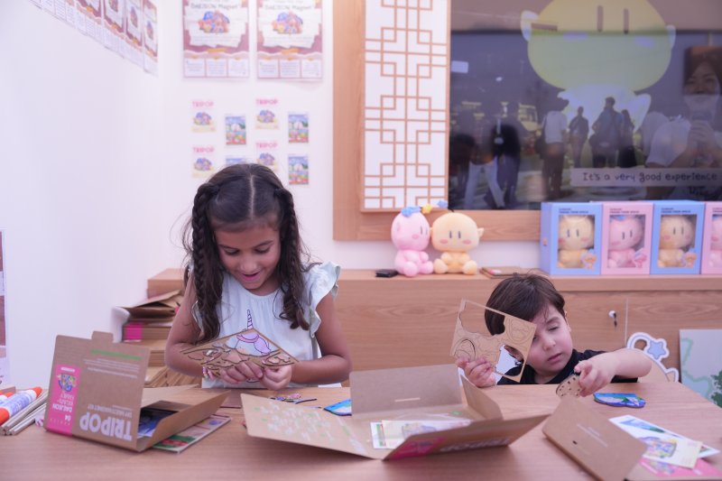 'K-엑스포 아랍에미리트'에서 두 어린이가 마그넷 체험 행사에 참여하고 있다. (사진=이민혜) 2025.11.15/뉴스1 ⓒ News1