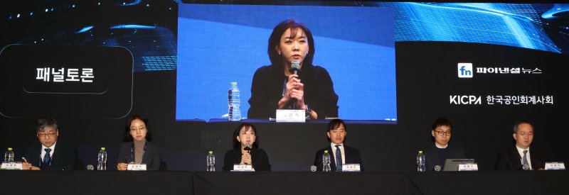 파이낸셜뉴스와 한국공인바카라사이트 온카판사회가 공동 주최한 제17회 바카라사이트 온카판바카라사이트 온카판포럼이 18일 서울 여의도 콘래드호텔 파크볼룸에서 열렸다. 이영한 서울시립대학교 세무학과 교수(왼쪽 첫번째)를 좌장으로 패널토론이 진행되고 있다. 사진=서동일 기자