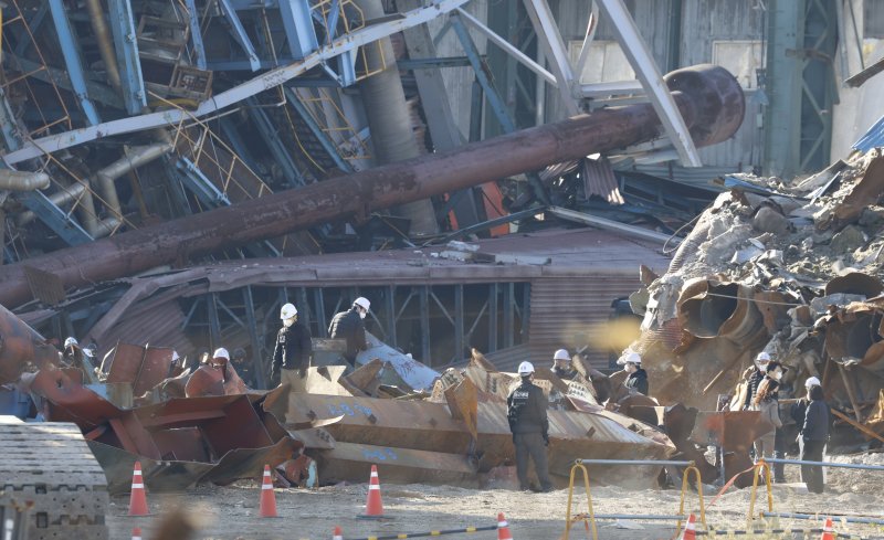 [울산=뉴시스] 배병수 기자 = 18일 오후 한국동서발전 바카라사이트 홈런발전소 보일러 타워 붕괴 사고 현장에서 경찰과 고용노동부, 국과수, 산업안전보건공단 관계자들이 합동 감식을 진행하고 있다. 2025.11.18. bbs@newsis.com