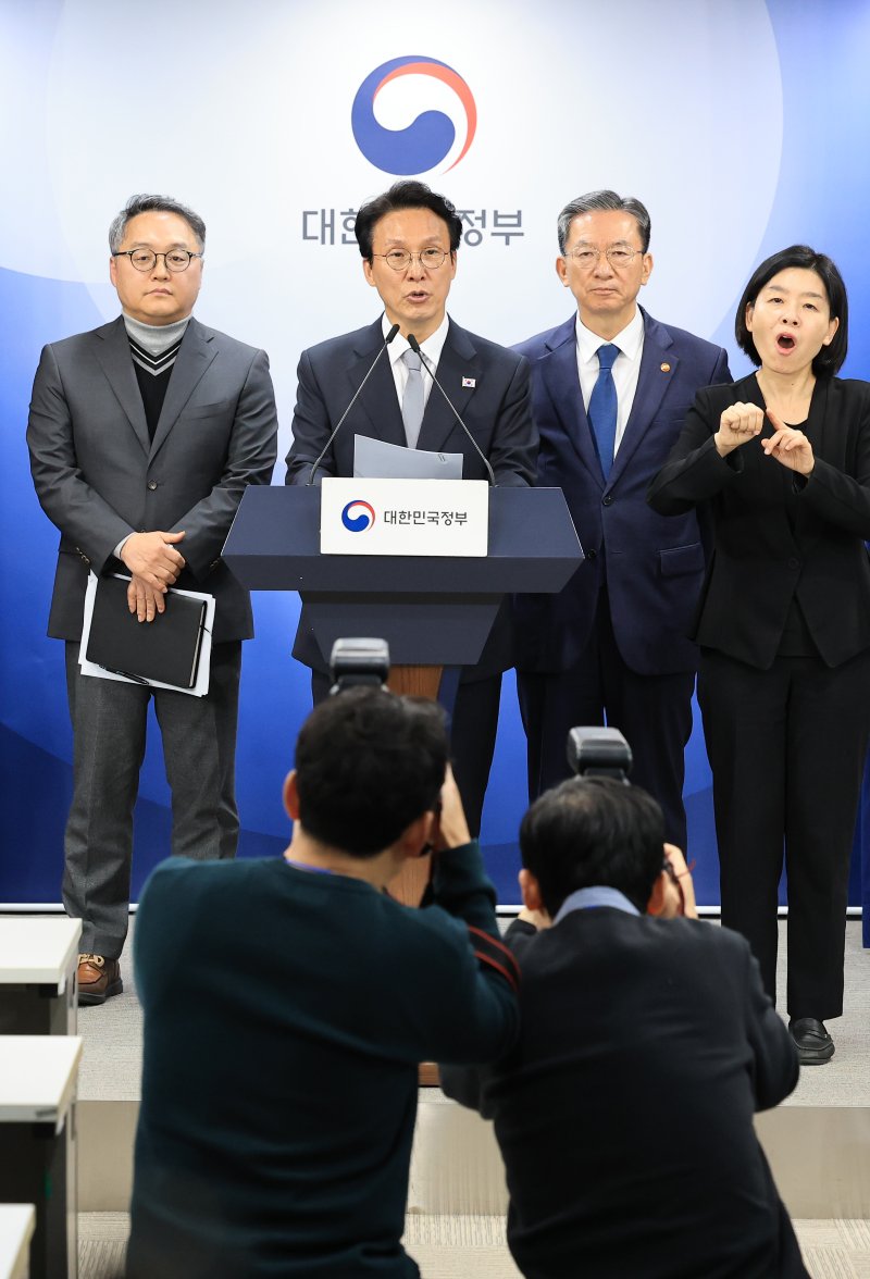 김민석 국무총리와 정성호 법무부 장관이 18일 서울 종로구 정부서울청사에서 론스타 ISDS 취소 신청 결과 관련 긴급 브리핑을 하고 있다. 뉴스1.