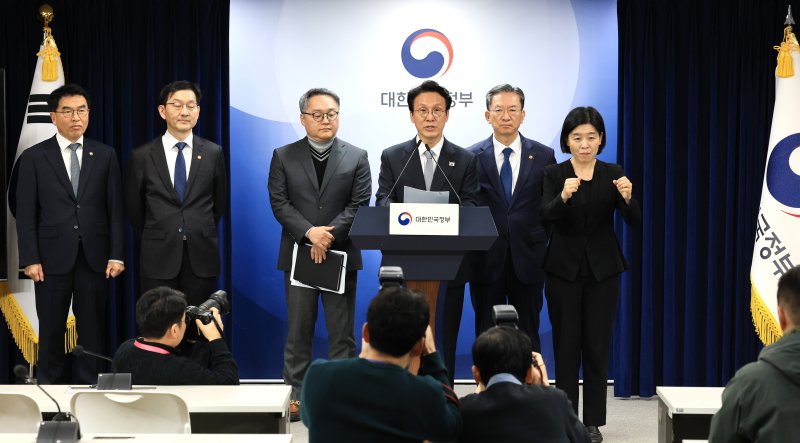 김민석 국무총리와 정성호 법무부 장관이 18일 서울 종로구 정부서울청사에서 론스타 ISDS 취소 신청 결과 관련 긴급 브리핑을 하고 있다. 2025.11.18/뉴스1 ⓒ News1 임세영 기자