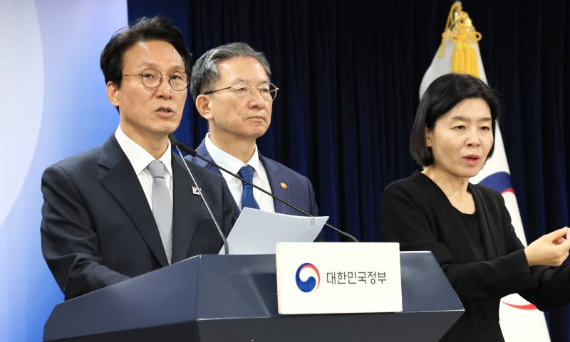 김민석 국무총리와 정성호 법무부 장관이 18일 서울 종로구 정부서울청사에서 론스타 ISDS 취소 신청 결과 관련 긴급 브리핑을 하고 있다. 2025.11.18/뉴스1 ⓒ News1 임세영 기자