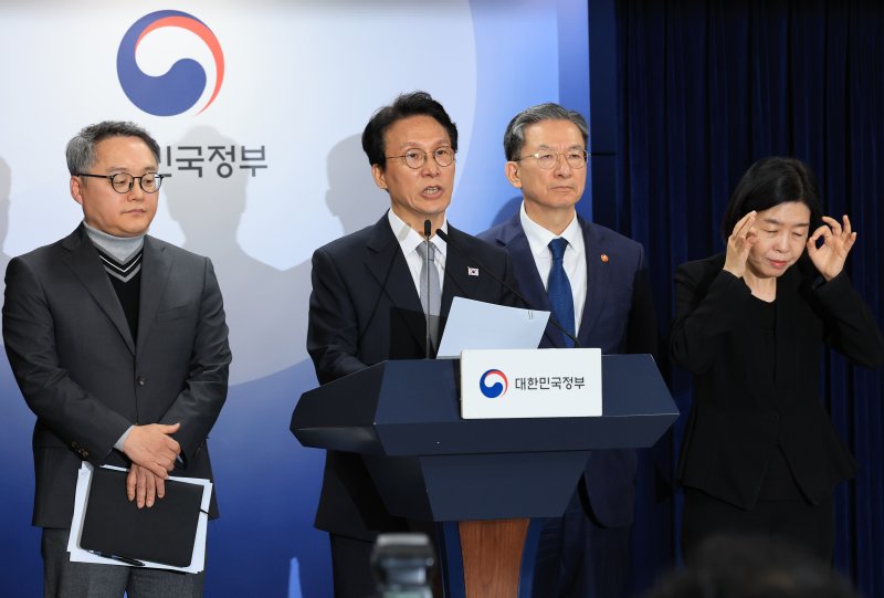 김민석 국무총리와 정성호 법무부 장관이 18일 서울 종로구 정부서울청사에서 론스타 ISDS 취소 신청 결과 관련 긴급 브리핑을 하고 있다. 2025.11.18/뉴스1 ⓒ News1 임세영 기자