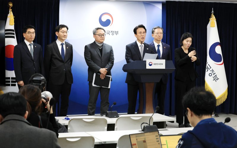 김민석 국무총리와 정성호 법무부 장관이 18일 서울 종로구 정부서울청사에서 론스타 ISDS 취소 신청 결과 관련 긴급 브리핑을 하고 있다. 2025.11.18/뉴스1 ⓒ News1 임세영 기자