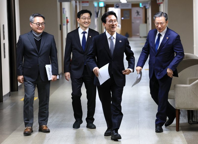 김민석 국무총리와 정성호 법무부 장관이 18일 서울 종로구 정부서울청사에서 론스타 ISDS 취소 신청 결과 관련 긴급 브리핑을 하기 위해 이동하고 있다. 2025.11.18/뉴스1 ⓒ News1 임세영 기자