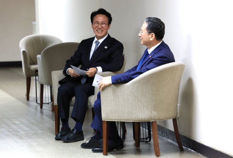 김민석 국무총리와 정성호 법무부 장관이 18일 서울 종로구 정부서울청사에서 론스타 ISDS 취소 신청 결과 관련 긴급 브리핑에 앞서 대화를 나누고 있다. 2025.11.18/뉴스1 ⓒ News1 임세영 기자