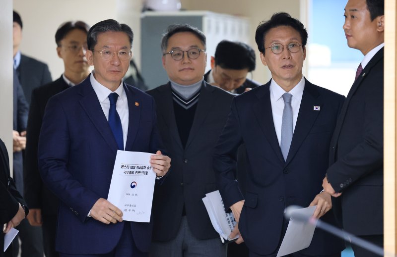 김민석 국무총리와 정성호 법무부 장관이 18일 서울 종로구 정부서울청사에서 론스타 ISDS 취소 신청 결과 관련 긴급 브리핑을 하기 위해 입장하고 있다. 2025.11.18/뉴스1 ⓒ News1 임세영 기자