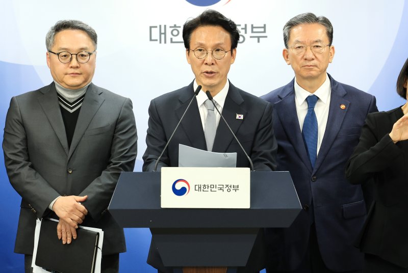 김민석 국무총리와 정성호 법무부 장관이 18일 서울 종로구 정부서울청사에서 론스타 ISDS 취소 신청 결과 관련 긴급 브리핑을 하고 있다. 왼쪽부터 정홍식 법무부 국제법무국장, 김 총리, 정 장관. 2025.11.18/뉴스1 ⓒ News1 임세영 기자