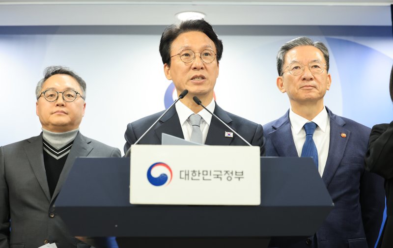 김민석 국무총리와 정성호 법무부 장관이 18일 서울 종로구 정부서울청사에서 론스타 ISDS 취소 신청 결과 관련 긴급 브리핑을 하고 있다. 2025.11.18/뉴스1 ⓒ News1 임세영 기자