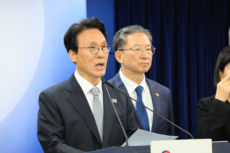 김민석 국무총리와 정성호 법무부 장관이 18일 서울 종로구 정부서울청사에서 론스타 ISDS 취소 신청 관련 긴급 브리핑을 하고 있다. ⓒ News1 임세영 기자