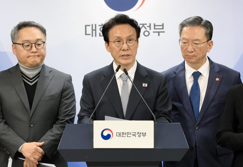 김민석 국무총리와 정성호 법무부 장관이 18일 서울 종로구 정부서울청사에서 론스타 ISDS 취소 신청 관련 긴급 브리핑을 하고 있다. 2025.11.18/뉴스1 ⓒ News1 임세영 기자