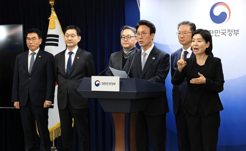 김민석 국무총리와 정성호 법무부 장관이 18일 서울 종로구 정부서울청사에서 론스타 ISDS 취소 신청 결과 관련 긴급 브리핑을 하고 있다. 2025.11.18/뉴스1 ⓒ News1 임세영 기자