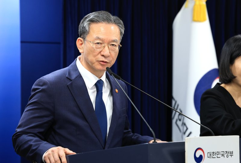 정성호 법무부 장관이 18일 서울 종로구 정부서울청사에서 론스타 ISDS 취소 신청 결과 관련 긴급 브리핑을 하고 있다. 2025.11.18/뉴스1 ⓒ News1 임세영 기자