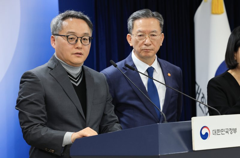 정홍식 법무부 국제법무국장이 18일 서울 종로구 정부서울청사에서 열린 론스타 ISDS 취소 신청 결과 관련 긴급 브리핑에서 취재진의 질문에 답하고 있다. 2025.11.18/뉴스1 ⓒ News1 임세영 기자