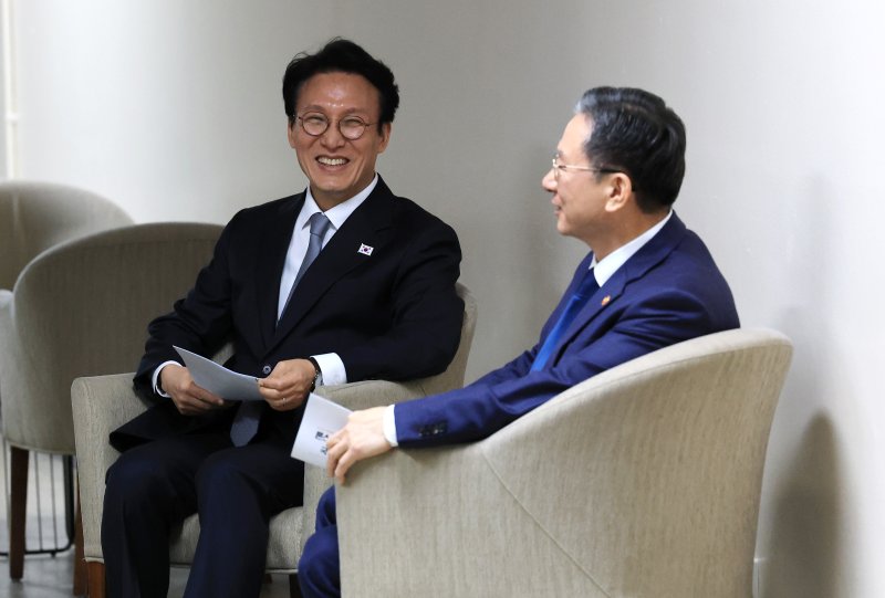 김민석 국무총리와 정성호 법무부 장관이 18일 서울 종로구 정부서울청사에서 론스타 ISDS 취소 신청 결과 관련 긴급 브리핑에 앞서 대화를 나누고 있다. 2025.11.18/뉴스1 ⓒ News1 임세영 기자