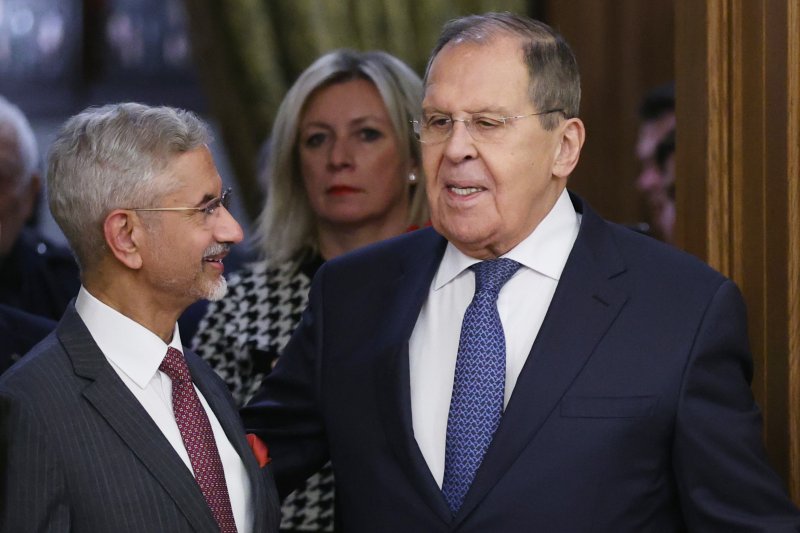 [AP/뉴시스] 러시아의 세르게이 라브로프 외무장관이 17일 모스크바에 온 인도의 수브라마니암 자이산타르 외무장관을 맞아 이야기하고 있다