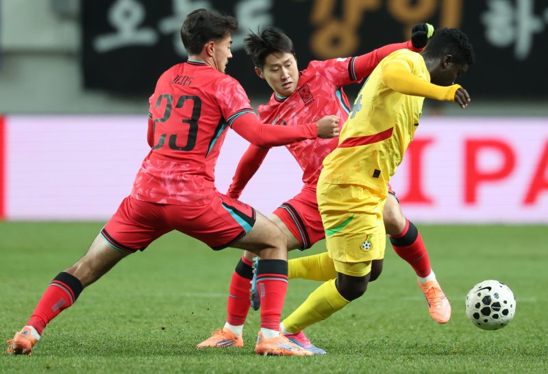 [서울=뉴시스] 황준선 기자 = 18일 오후 서울 마포구 서울월드컵경기장에서 열린 축구 국가대표팀 평가전 대한민국과 가나의 경기, 전반 한국 옌스 카스트로프와 이강인이 가나 기디언 멘사와 볼다툼을 하고 있다. 2025.11.18. hwang@newsis.com