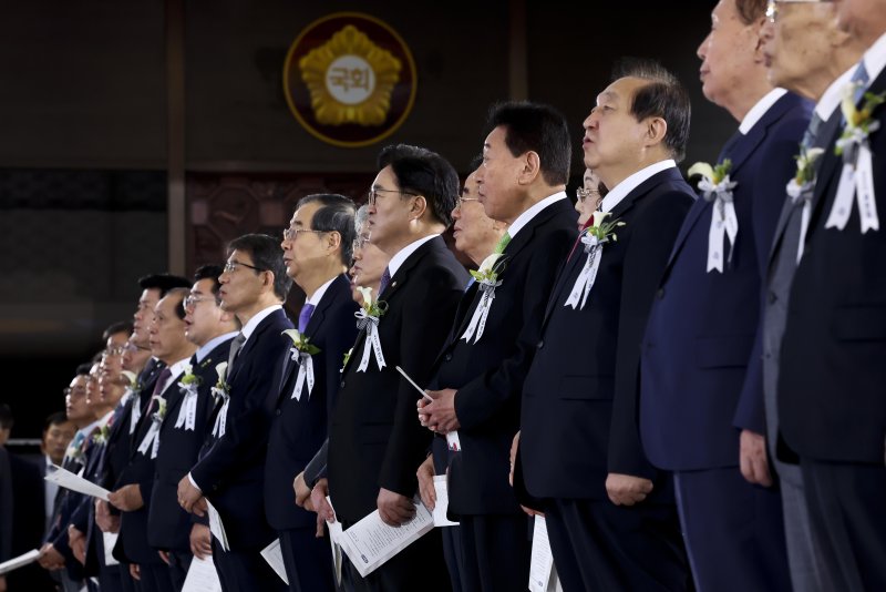 [서울=뉴시스] 국회사진기자단 = 우원식 국회의장을 비롯한 참석자들이 17일 오전 서울 여의도 국회에서 열린 제76주년 제헌절 경축식에서 제헌절 노래를 제창하고 있다. 2024.07.17. photo@newsis.com