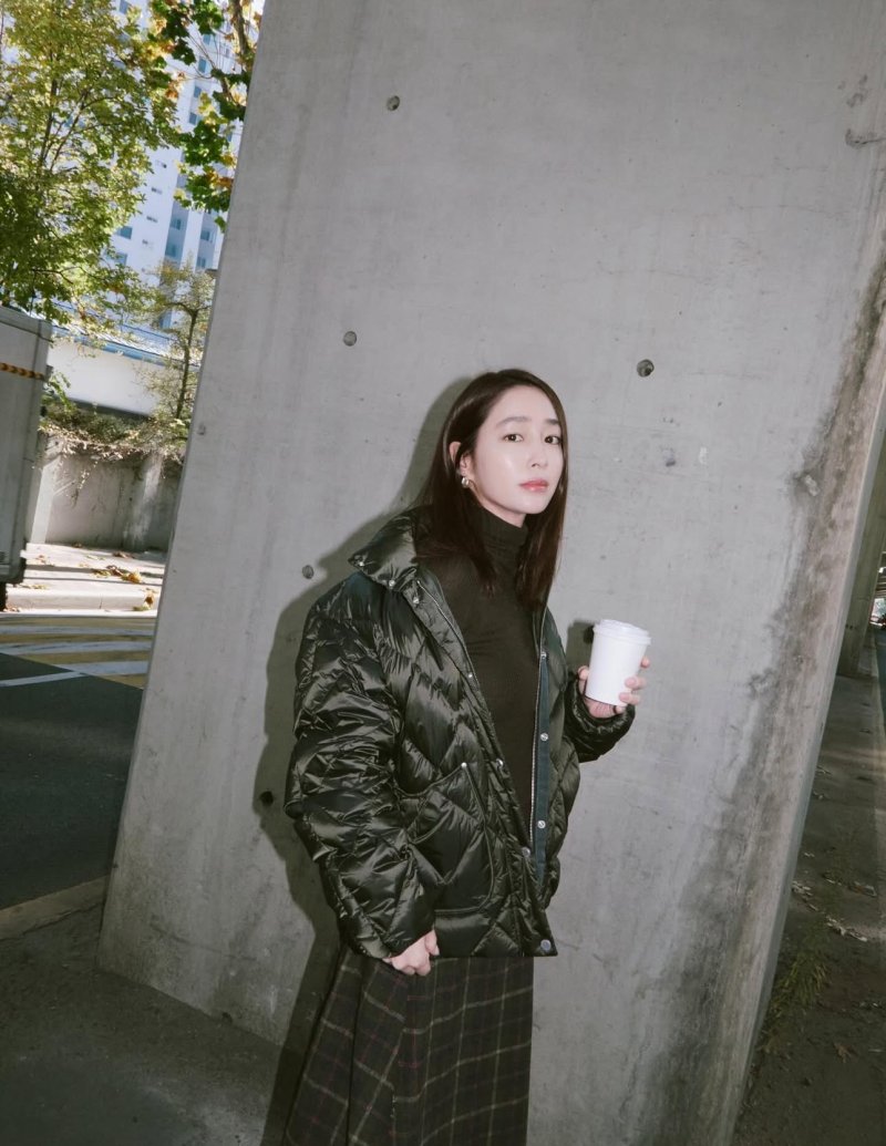 이민정 낙엽 들고 활짝…완벽 미모에 감탄