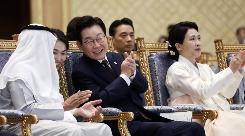 [아부다비=뉴시스] 최동준 기자 = 아랍에미리트(UAE)를 국빈 방문 중인 이재명 대통령과 김혜경 여사가 18일(현지 시간) 아부다비 카사르 알 와탄 대통령궁에서 열린 '문화, UAE와 한국을 잇다' 한-UAE 문화교류 행사에서 나얀 빈 무바라크 알 나흐얀 UAE 관용공존부 장관과 공연을 보며 박수치고 있다. 2025.11.18. photocdj@newsis.com