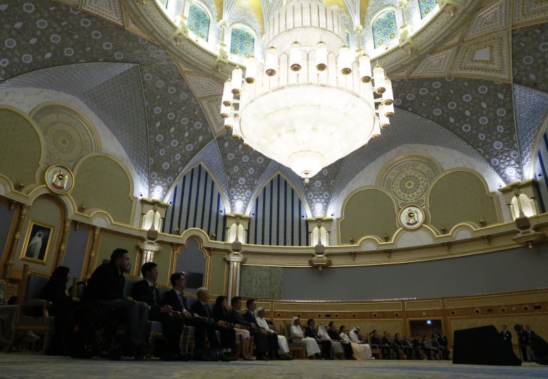 [아부다비=뉴시스] 최동준 기자 = 아랍에미리트(UAE)를 국빈 방문 중인 이재명 대통령과 김혜경 여사가 18일(현지 시간) 아부다비 카사르 알 와탄 대통령궁에서 열린 '문화, UAE와 한국을 잇다' 한-UAE 문화교류 행사에서 나얀 빈 무바라크 알 나흐얀 UAE 관용공존부 장관과 공연을 보고 있다. 2025.11.18. photocdj@newsis.com