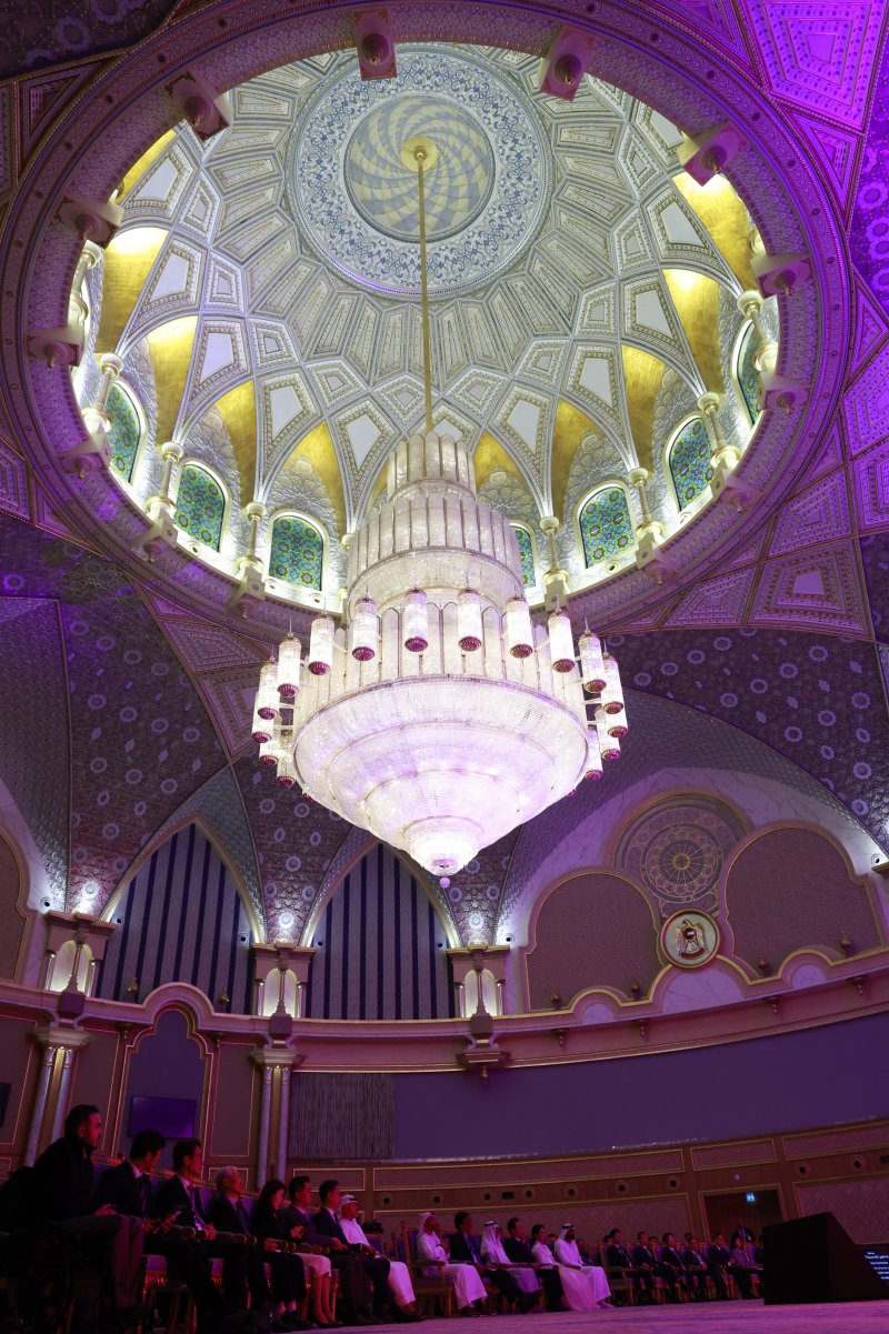 [아부다비=뉴시스] 최동준 기자 = 아랍에미리트(UAE)를 국빈 방문 중인 이재명 대통령과 김혜경 여사가 18일(현지 시간) 아부다비 카사르 알 와탄 대통령궁에서 열린 '문화, UAE와 한국을 잇다' 한-UAE 문화교류 행사에서 나얀 빈 무바라크 알 나흐얀 UAE 관용공존부 장관과 공연을 보고 있다. 2025.11.18. photocdj@newsis.com