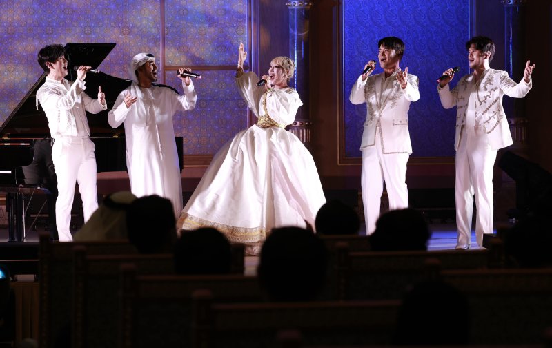 [아부다비=뉴시스] 최동준 기자 = 소프라노 조수미가 18일(현지 시간) 아부다비 카사르 알 와탄 대통령궁에서 열린 이재명 대통령 아랍에미리트(UAE) 국빈 방문 계기 '문화, UAE와 한국을 잇다' 한-UAE 문화교류 행사에서 공연을 펼치고 있다. 2025.11.18. photocdj@newsis.com