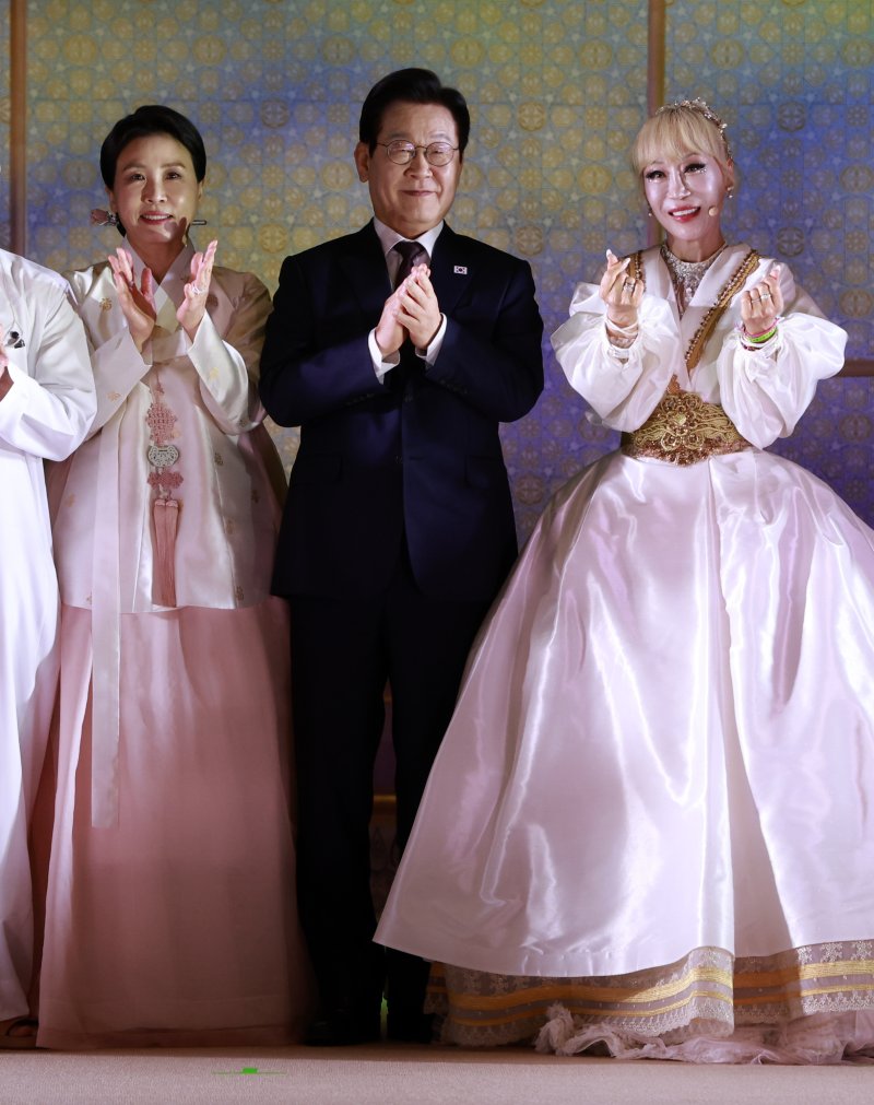 [아부다비=뉴시스] 최동준 기자 = 아랍에미리트(UAE)를 국빈 방문 중인 이재명 대통령과 김혜경 여사가 18일(현지 시간) 아부다비 카사르 알 와탄 대통령궁에서 열린 '문화, UAE와 한국을 잇다' 한-UAE 문화교류 행사에서 소프라노 조수미의 공연 관람을 마치고 기념촬영을 하고 있다. 2025.11.18. photocdj@newsis.com