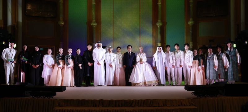 [아부다비=뉴시스] 최동준 기자 = 아랍에미리트(UAE)를 국빈 방문 중인 이재명 대통령과 김혜경 여사가 18일(현지 시간) 아부다비 카사르 알 와탄 대통령궁에서 열린 '문화, UAE와 한국을 잇다' 한-UAE 문화교류 행사에서 소프라노 조수미의 공연 등 관람을 마치고 기념촬영을 하고 있다. 2025.11.18. photocdj@newsis.com