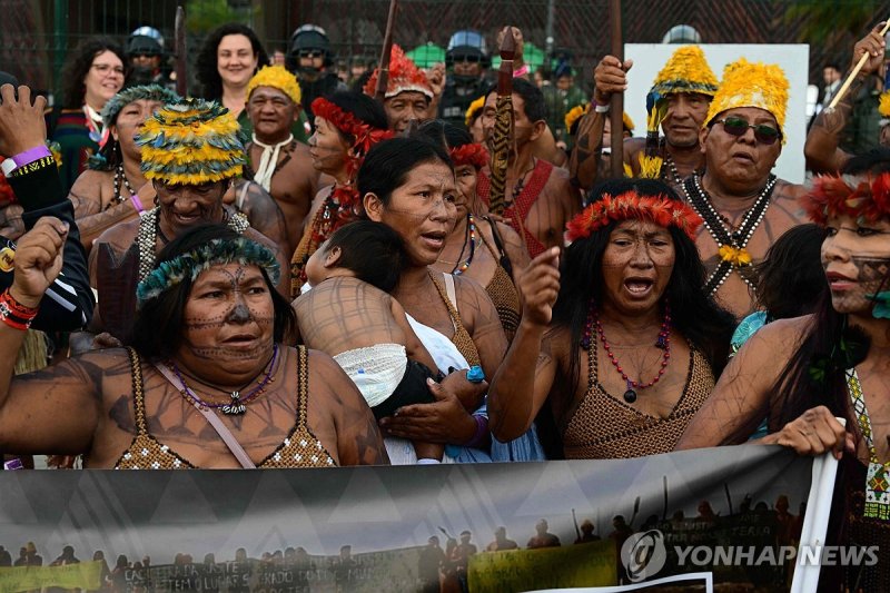 지난 14일(현지시간) COP30 행사장 주변서 시위하는 아마존 원주민 (출처=연합뉴스)