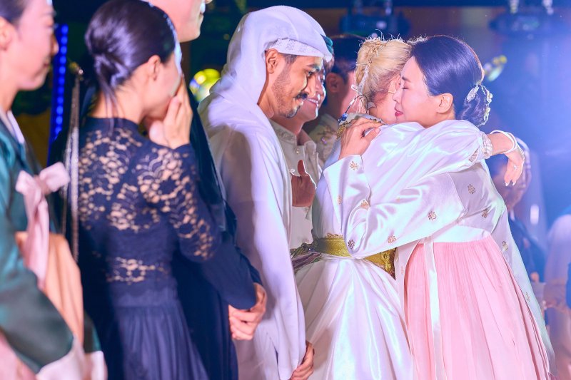 [아부다비=뉴시스] 최동준 기자 = 김혜경 여사가 18일(현지 시간) 아부다비 카사르 알 와탄 대통령궁에서 열린 '문화, UAE와 한국을 잇다' 한-UAE 문화교류 행사에서 공연을 관람한 뒤 소프라노 조수미와 포옹하고 있다. (공동취재) 2025.11.18. photocdj@newsis.com