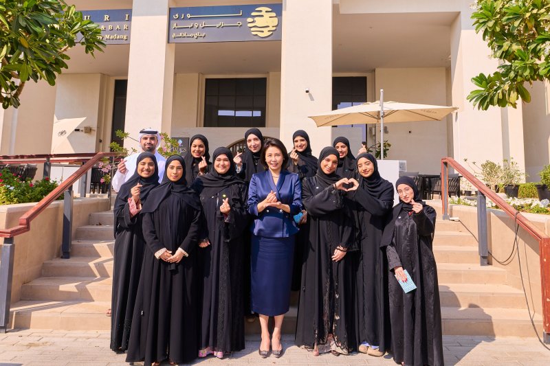 [아부다비=뉴시스] 최동준 기자 = 이재명 대통령과 함께 아랍에미리트(UAE)를 방문 중인 김혜경 여사가 18일(현지 시간) 아부다비 한식당에서 열린 'UAE 소재 대학 한류동호회' 오찬 간담회에서 참석자들과 기념촬영을 하고 있다. (공동취재) 2025.11.19. photocdj@newsis.com