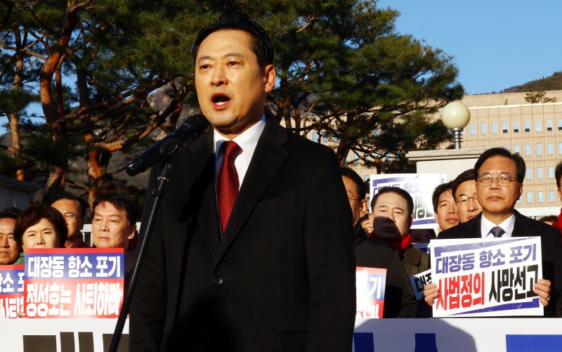 [과천=뉴시스] 박주성 기자 = 국민의힘 장동혁 대표가 18일 오전 경기도 정부과천청사 앞에서 대장동 항소포기 외압 정성호 법무부장관 사퇴 촉구 기자회견에서 발언을 하고 있다. 2025.11.18. park7691@newsis.com