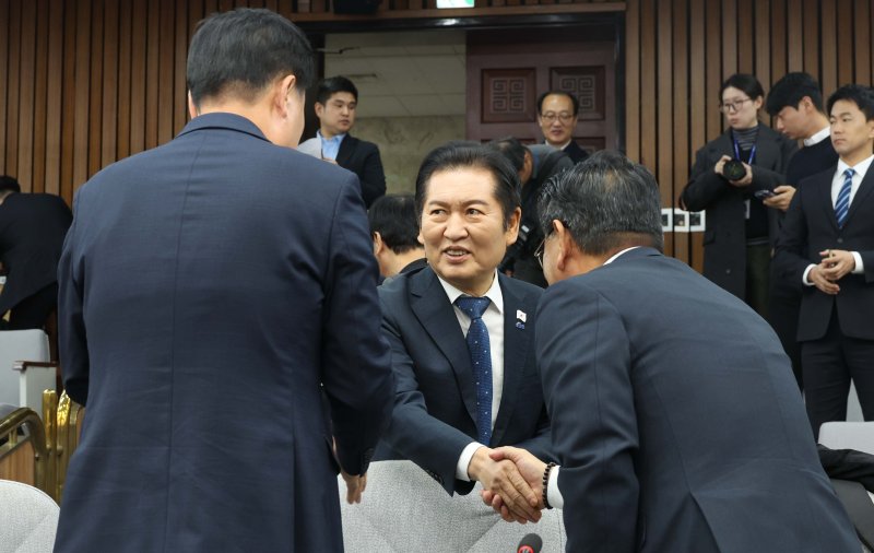 [서울=뉴시스] 조성봉 기자 = 정청래 더불어민주당 대표가 18일 오전 서울 여의도 국회에서 열린 당대표-전국기초·광역 의회의원협의회 간담회에서 참석자들과 악수를 하고 있다. 2025.11.18. suncho21@newsis.com