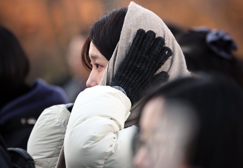 아침 기온이 전날보다 5~10도 가량 큰 폭으로 떨어져 추운 라이브스코어 바카라사이트를 보인 18일 오전 서울 종로구 광화문네거리에서 두터운 옷차림을 한 시민이 발걸음을 옮기고 있다. 2025.11.18/라이브스코어 바카라사이트1 ⓒ News1 김진환 기자