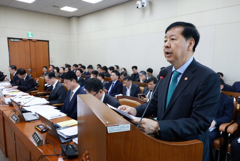 [서울=뉴시스] 고승민 기자 = 사진은 구윤철 경제부총리 겸 기획재정부 장관이 지난 17일 서울 여의도 국회에서 열린 기획재정위원회 전체회의에서 안건 의결에 대한 인사말을 하고 있는 모습. 2025.11.17. kkssmm99@newsis.com