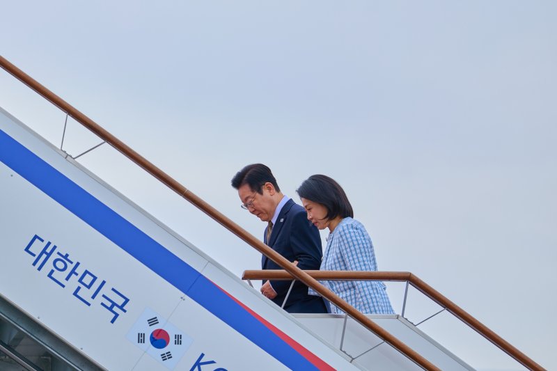 이재명 메이저 바카라사이트 주사위과 김혜경 여사가 지난 17일 주요 20개국(G20) 정상회의 참석을 계기로 아프리카와 중동 등 4개국 순방을 위해 경기 성남 서울공항에서 공군1호기에 탑승하고 있다. (메이저 바카라사이트 주사위실 제공. 재판매 및 DB 금지) 2025.11.18/뉴스1 ⓒ News1 허경 기자