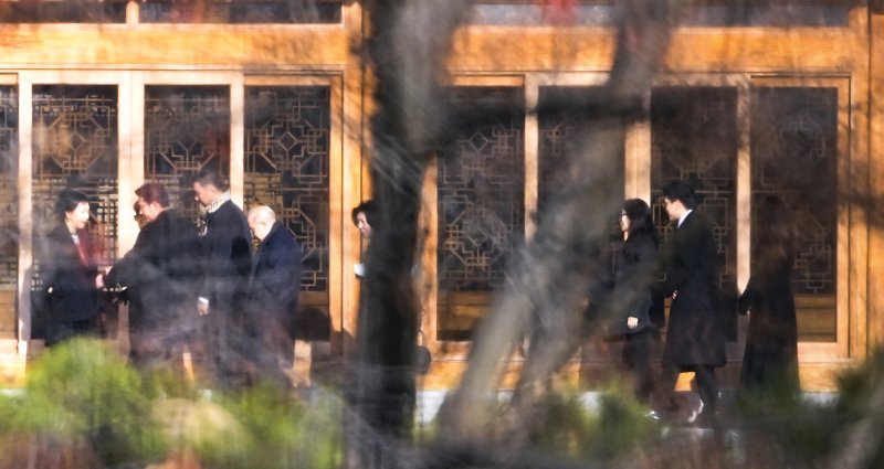 19일 오전 경기도 용인시 호암미술관 인근 선영에서 열린 호암 이병철 삼성 창업회장의 37주기 추도식에 이재현 CJ그룹 회장, 이선호 CJ제일제당 식품성장추진실장, 이경후 CJ ENM 브랜드전략실장이 참석해 있다. 뉴시스