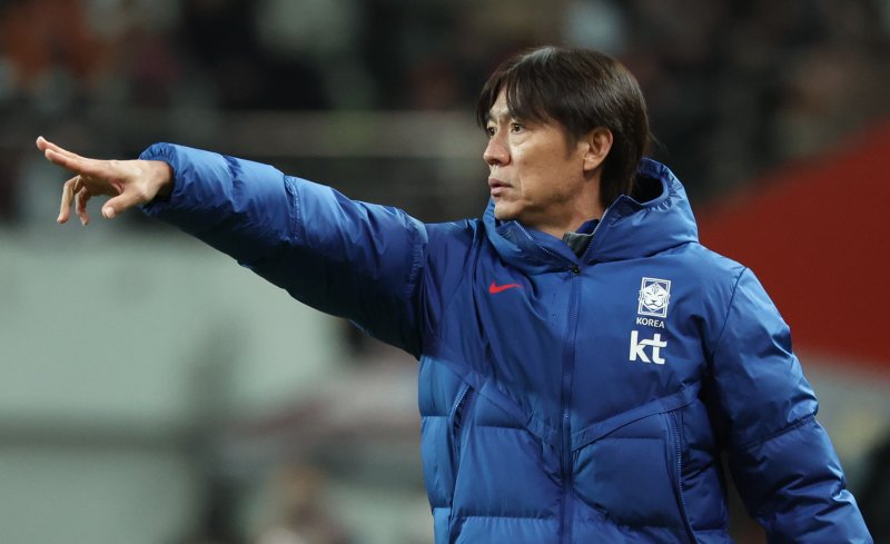 [서울=뉴시스] 황준선 기자 = 18일 오후 서울 마포구 서울메이저 바카라경기장에서 열린 축구 국가대표팀 평가전 대한민국과 가나의 경기, 전반 한국 홍명보 감독이 작전을 지시하고 있다. 2025.11.18. hwang@newsis.com