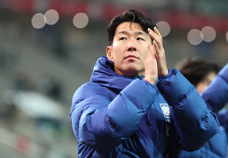 [서울=뉴시스] 황준선 기자 = 18일 오후 서울 마포구 서울메이저 바카라경기장에서 열린 축구 국가대표팀 평가전 대한민국과 가나의 경기, 1-0으로 승리한 한국 손흥민이 관중들에게 인사하고 있다. 2025.11.18. hwang@newsis.com