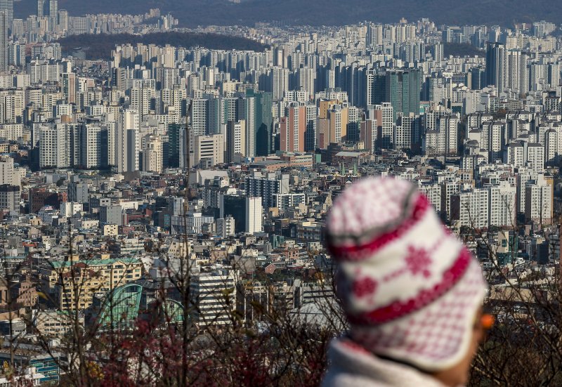 [서울=뉴시스] 정병혁 기자 = 17일 서울 남산에서 시내 아파트가 보이고 있다. 최근 은행채 금리가 올라가면서 이를 반영한 주택담보대출 바카라사이트 목록 가파른 우상향 곡선을 그리고 있다. 2025.11.17. jhope@newsis.com