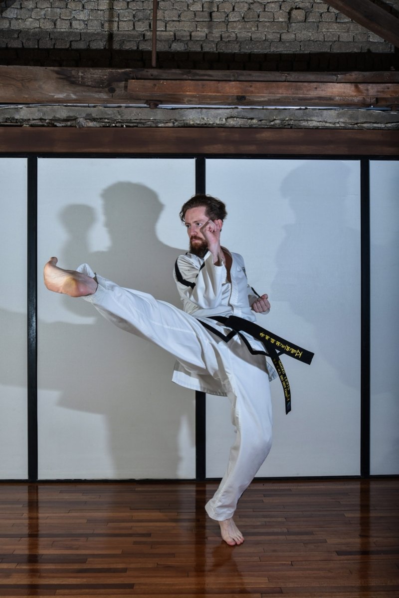 태권도 자세 취하는 남아공 출신 루이스 교수 (출처=연합뉴스)