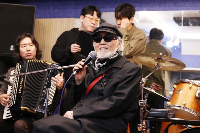 연습 중인 한국 1세대 남성 재즈 보컬리스트 김준 (출처=연합뉴스)