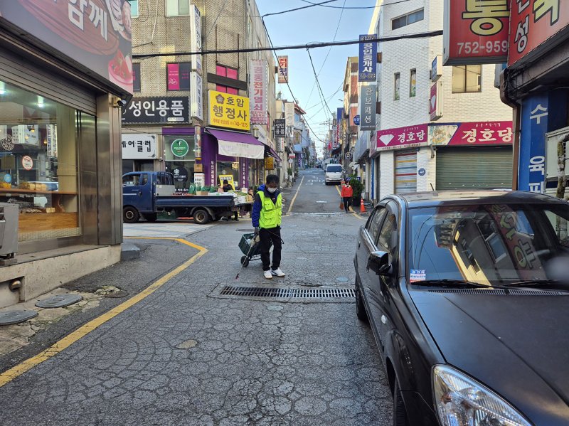 경기 바카라사이트 비타임가 전국 지방자치단체 중 최초로 '전통시장 방역소독비' 지원사업을 실시한다. 사진은 성남지역 한 시장에서의 방역소독 모습. 성남시 제공.