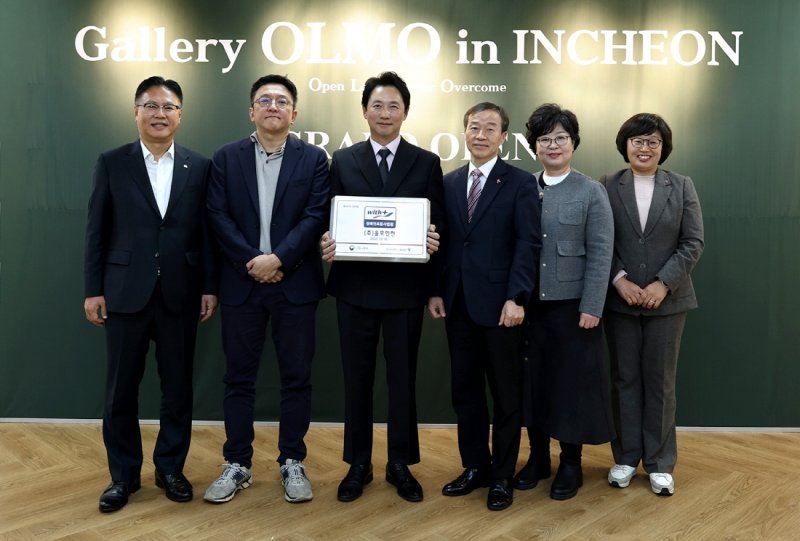 [서울=뉴시스] 지난 18일 열린 '올모인천' 개소식에서 (왼쪽부터) 최창빈 대상 경영안전본부장, 김형준 현대제철 실장, 김현종 올모 대표, 김정대 한국장애인고용공단 본부장, 송정선 한국장애인고용공단 인천지사장, 이효성 한국장애인고용공단 경기북부지사장이 기념 촬영을 하고 있다.(사진=대상 제공) *재판매 및 DB 금지