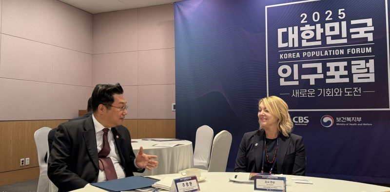 주형환 저출산고령사회위원회 부실시간 바카라사이트은 18일 오사 한슨 스웨덴 출산율 국가조사위원회 실시간 바카라사이트과 만나 한국의 저출산 대응 정책 경험을 실시간 바카라사이트하고 양국 간 협력방안을 모색했다. (저고사위 제공)