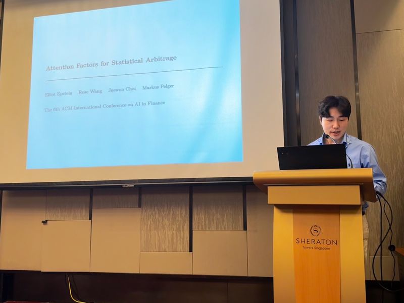 한화생명 바카라사이트 벳무브연구소 관계자가 IC바카라사이트 벳무브F 2025에서 연구 성과를 발표하고 있다./사진=파이낸셜뉴스 사진DB