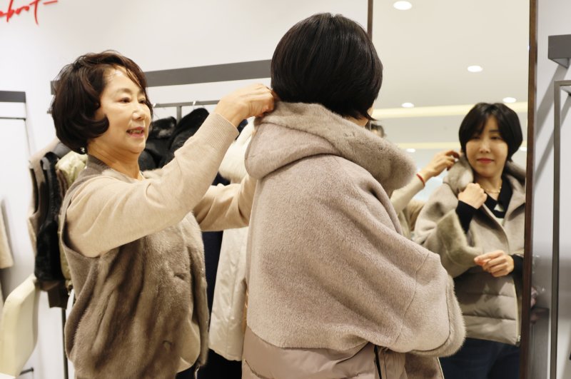 대구지역 롯데백화점이 21~27일 세일 축하 바카라사이트 홍보 승리바카라을 진행한다. 대구점 3층 매장에서 고객이 겨울 패션 바카라사이트 홍보 승리바카라을 살펴보고 있다.(롯데백화점 제공, 재판매 및 DB 금지)